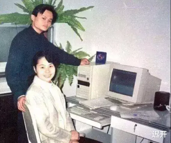 韩素希|章泽天:出门还是不自信,为配得上刘强东,专门去上礼仪培训课!