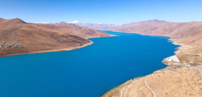 西藏|西藏三大圣湖之一，储存着16亿多斤鱼却没人吃，水比宝石还蓝