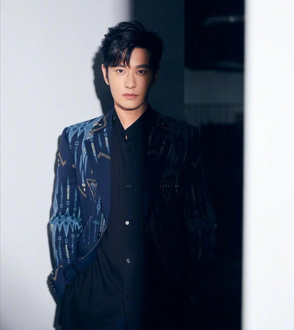 黄晓明|黄晓明：现身看展中心！叶珂也在场，两人与同一人合影疑似一起出游