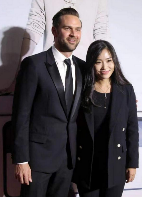 穿衣搭配|张艺谋张女不惊艳但很耐看,穿黑色西装干练知性,外籍男友好帅气