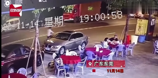 广东东莞,一对男女开着一辆宝马车到路边吃烧烤,总共消费了148元