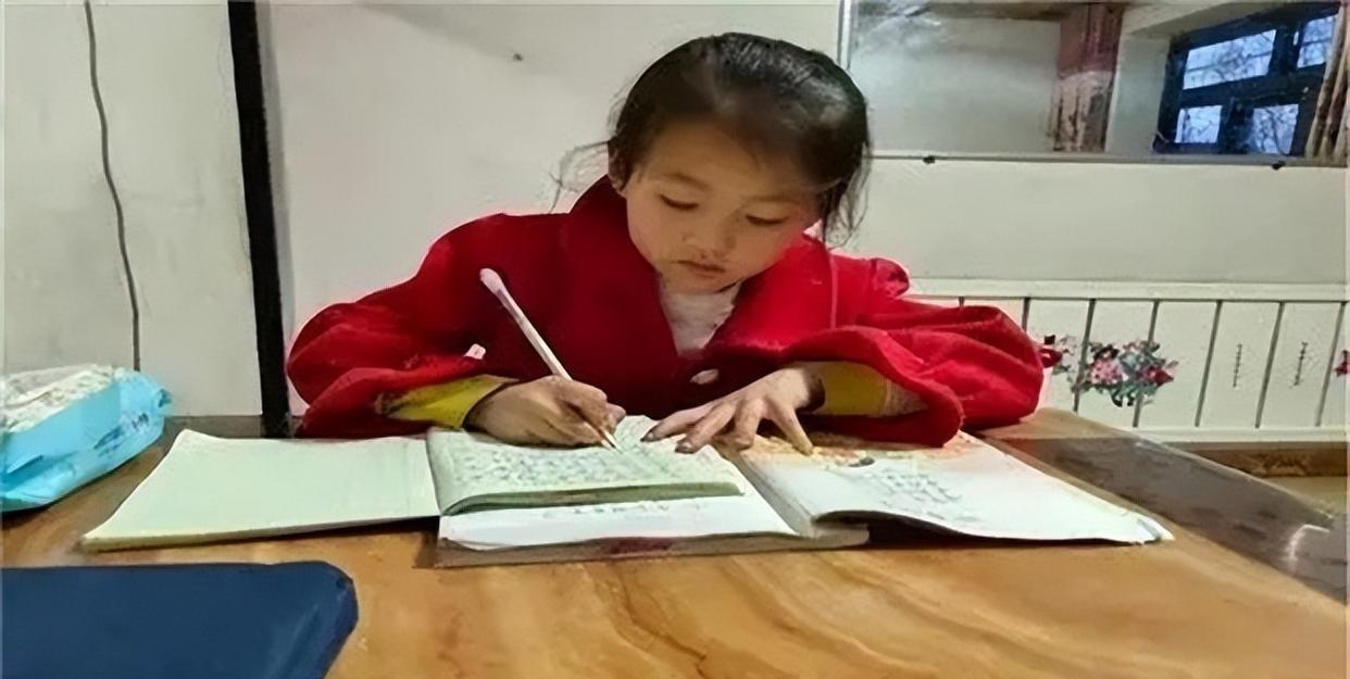 铁嘉欣:7岁女孩因一张笑脸走红,父母因此为她拒绝100万的签约