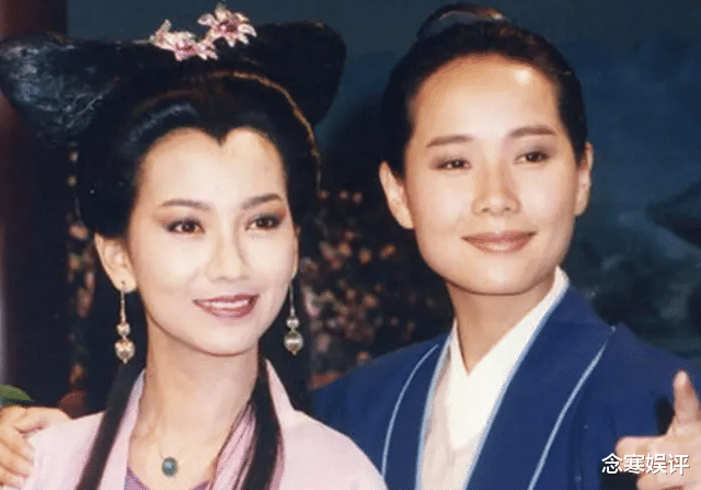 |59岁叶童被误认成刘若英,满头白发满脸皱纹,脾气超好回复谢谢