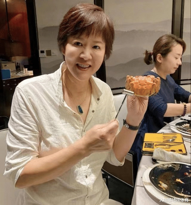 退休 郎平美国退休生活惬意！买奢侈品+换新发型，打扮时髦越来越年轻