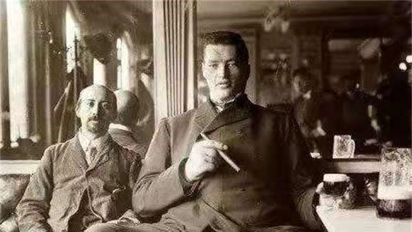 雷纳尔:前半生是1米22的侏儒,后半生是2米16的巨人,他经历了啥