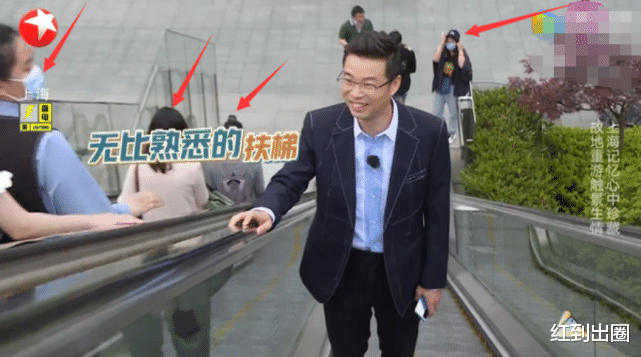 殷桃|53岁杨澜逛花市被众人围观,身旁殷桃露出大白腿,未戴口罩引争议