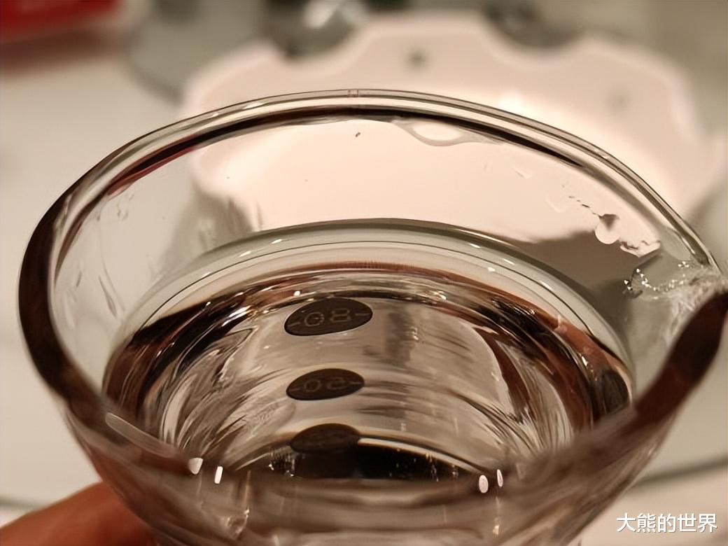 啤酒|一瓶啤酒等于几两白酒？啤酒有两个度数，搞懂喝酒不吃亏，别太傻