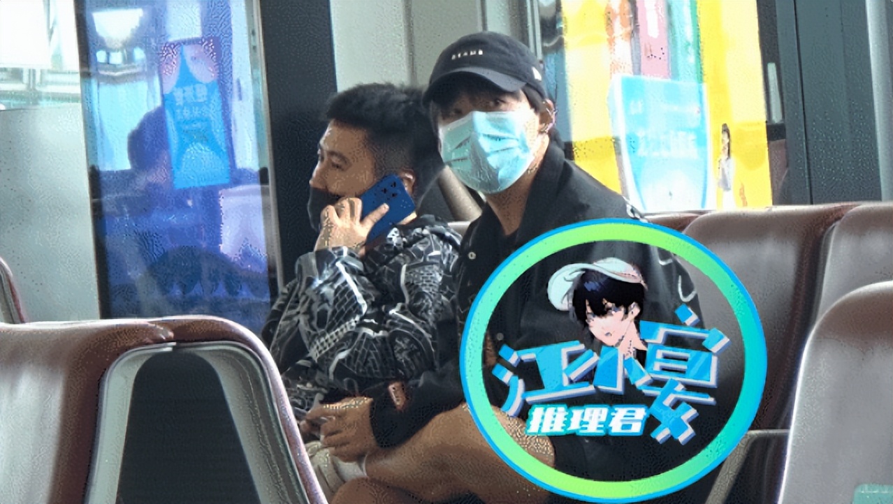 |郭麒麟机场出行被偶遇！跷二郎腿坐姿太随意，弯腰做核酸有礼貌