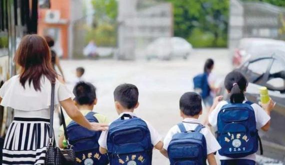 小题大做还是另有隐情?老师给学生换裤子发现一物,隔日申请辞职