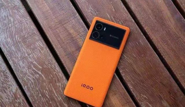 iqoo|110万跑分！独显芯+5500mAh+120W，国产机皇利刃出鞘