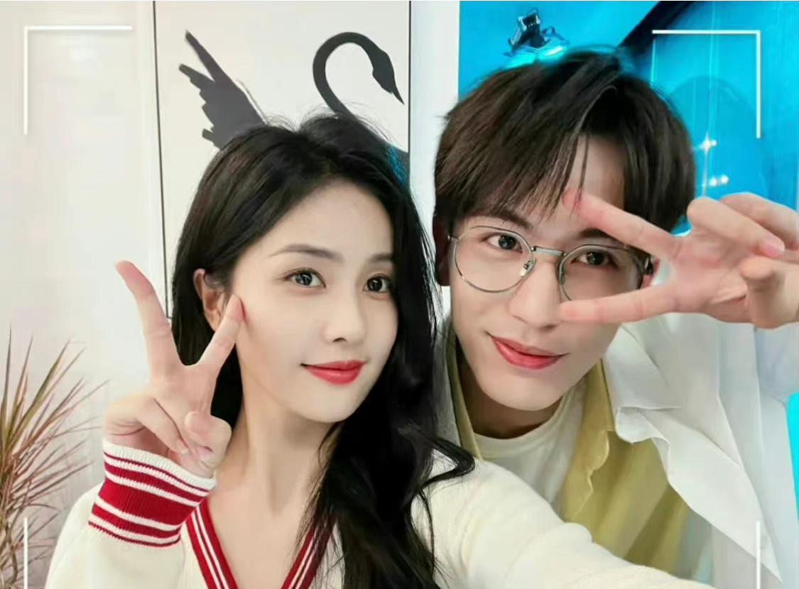 白梦妍|白鹿张凌赫疑似恋情曝光,女方住男方家一夜未归,中秋节一起过节