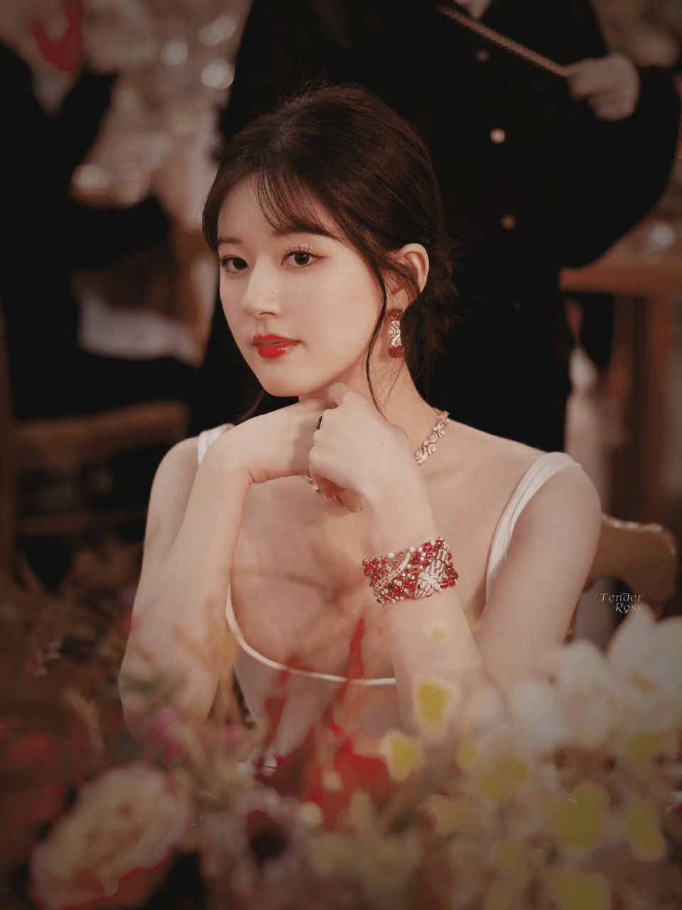 赵露思|刘大锤镜头下的赵露思好美，顾盼生姿，撩人心怀，根本没办法拒绝