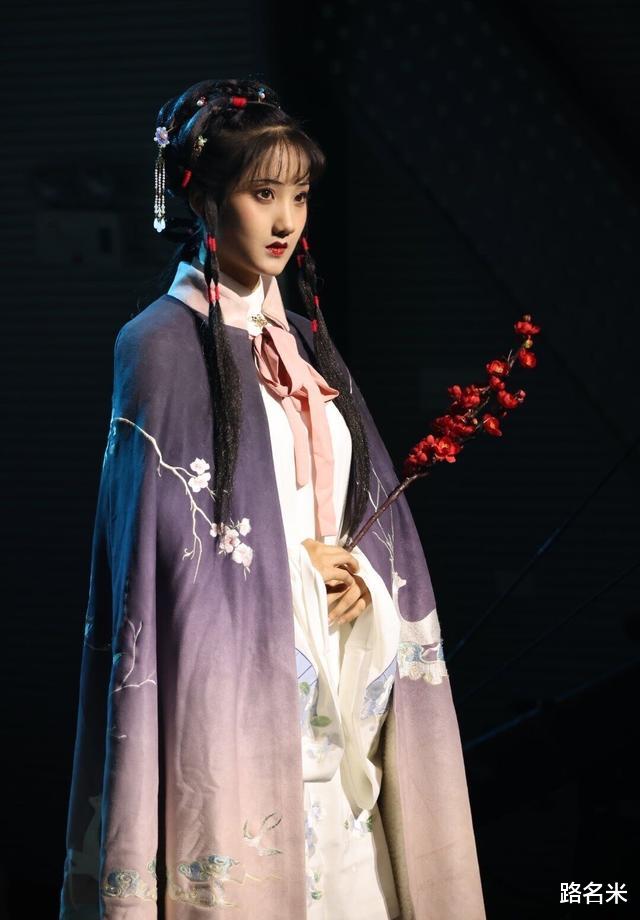 林黛玉|网红穿汉服模仿“林黛玉”，网友：让你模仿，没让你超越