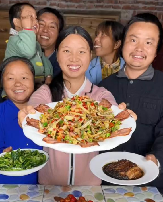 |又翻车？小春花15岁旧照曝光，头大身小似大头娃娃，p图痕迹明显