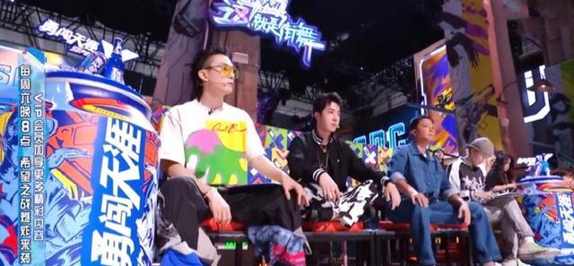 王一博|《街舞》王一博坐姿引热议，粉丝看到却被他的“胆小”笑喷