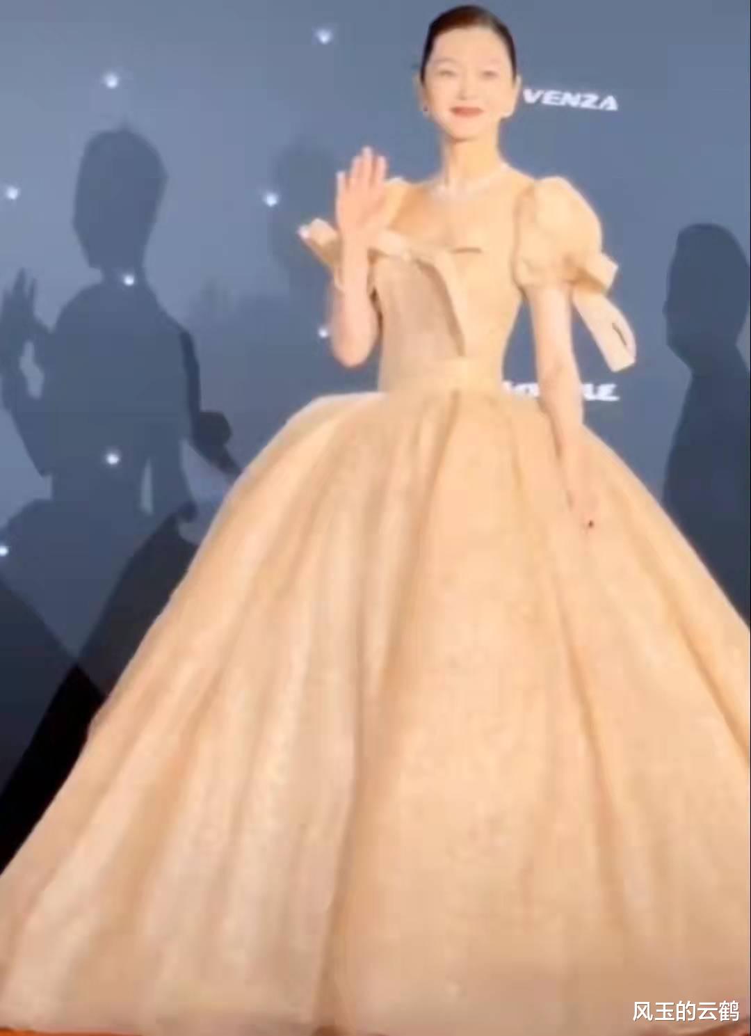 宋轶|宋轶一身公主裙出席活动，却因影子美上热搜，这就是在逃公主本人吧