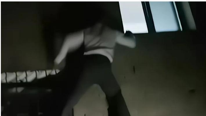 上海，陈女士在熟睡中惊醒，睁眼一看，吓得花容失色