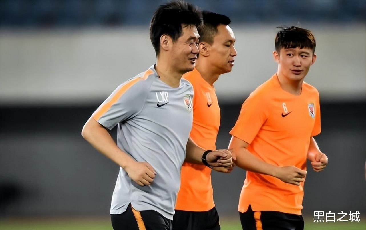 湖人队|国足未来动向：李霄鹏下课无悬念，外教带队备战2023亚洲杯