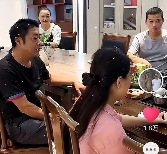 许敏|字母称许敏被平台封禁，不准公开露面，许敏中秋后白色运动装亮相