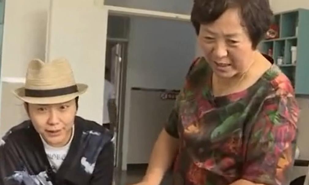 李玉刚|李玉刚妈妈罕露面!站树下吃串接地气,李玉刚端一大盆黄瓜馋肉吃