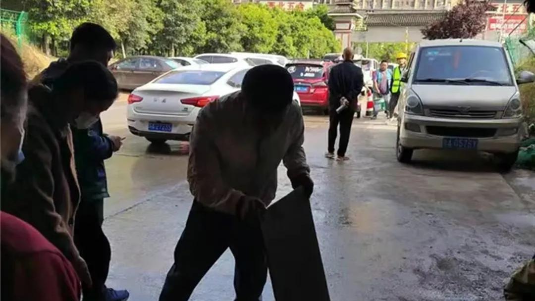 西安掉下水道失踪男童父母发声