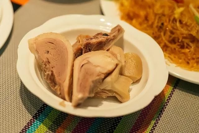 东北小伙到江苏旅游,点4道菜,结账时不敢相信,店老板:没坑人