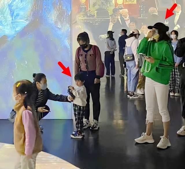 章子怡|章子怡一家现身画展，小儿子正面曝光，小眼睛和汪峰长的一模一样