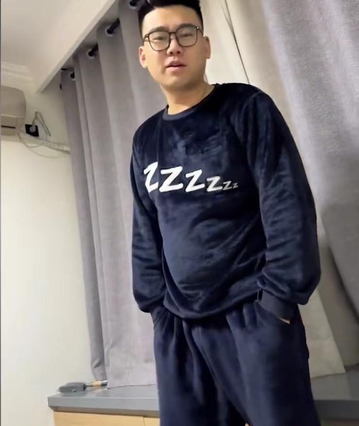 男子照顾阳性妻子不戴口罩主动亲吻，叫嚣自己体格好，下一秒打脸