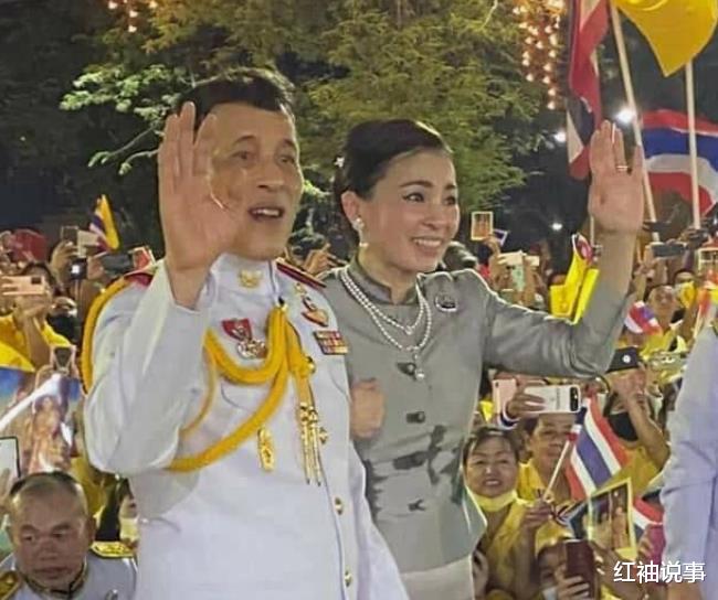 初恋脸|20岁提拉蓬罕见穿裙子，学生时代笑容腼腆，“初恋脸”迷住泰王