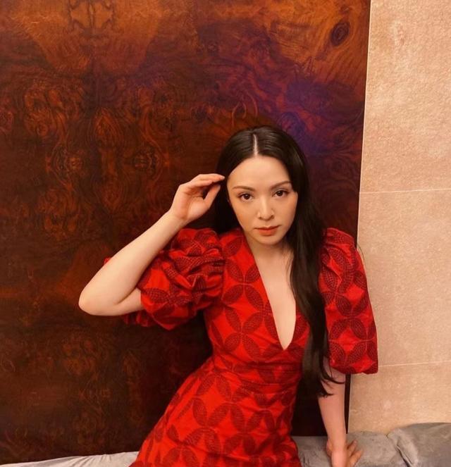 破产|笑容灿烂！王灏儿富贵男友被曝破产，心情不受影响与好友开心饭聚