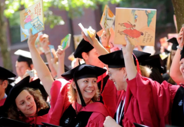 重庆医科大学|赴美留学现十万票价，机场排百米长队，留学生为何“飞蛾扑火”？