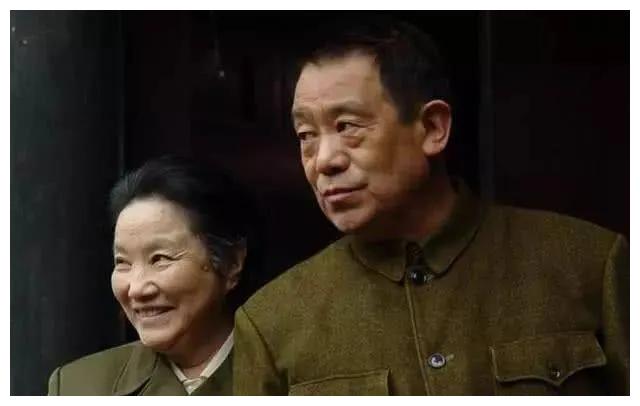 演员高明：娶初恋为妻，与儿女当邻居，恩爱62年无绯闻