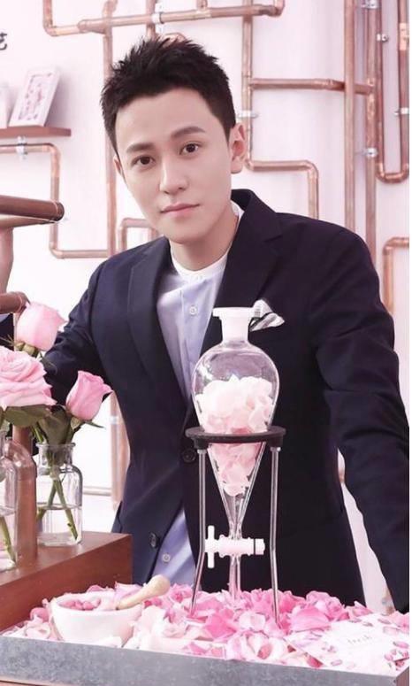 金莎|她将弟弟带入娱乐圈，如今自己无人问津，弟弟却是红透半边天