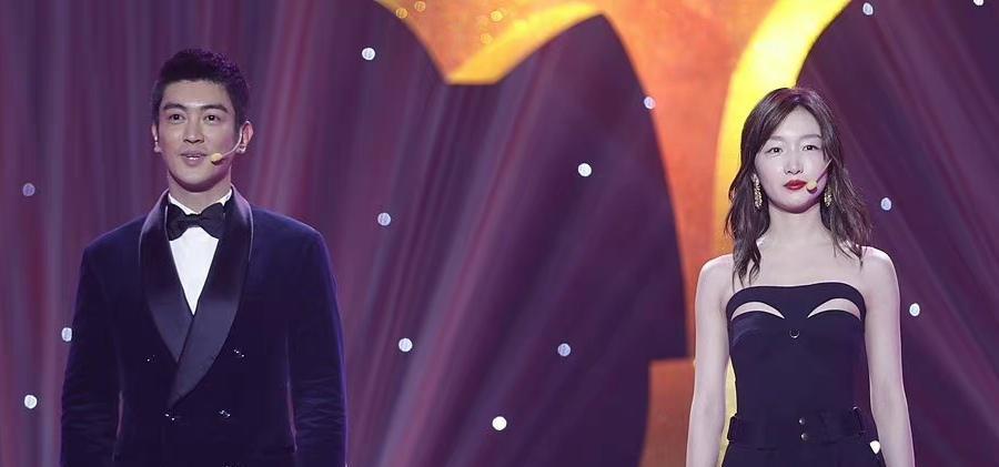 金鸡奖|金鸡奖开幕,吴京忘词看小抄,周冬雨点亮金鸡,张小斐担任主持人