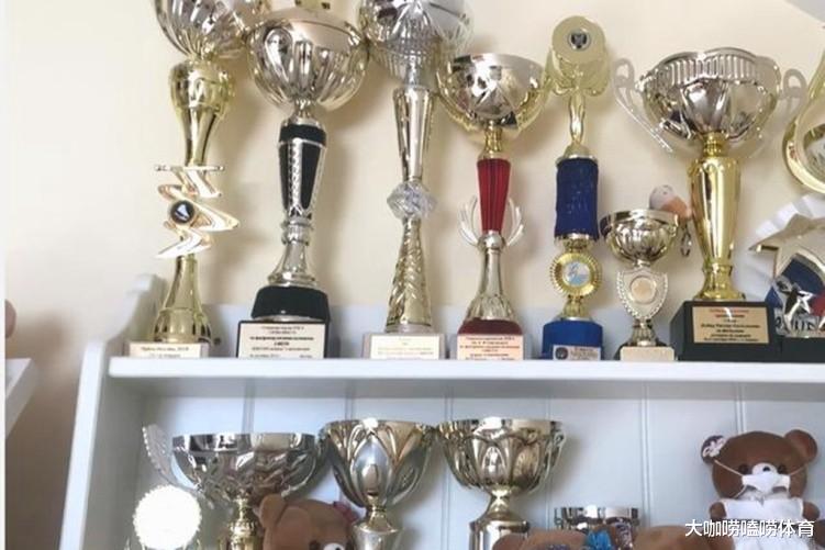 谢尔巴科娃|少女心爆棚!谢尔巴科娃晒闺房:小熊玩偶堆满房间,旗袍手办抢镜