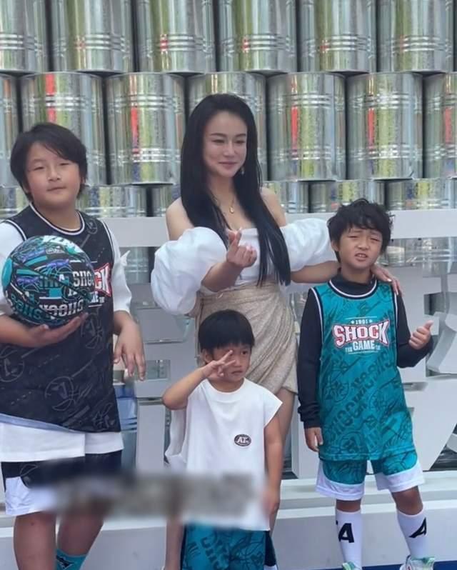 冉莹颖|冉莹颖带娃出行，穿泡泡袖抹胸惹争议，网友：孩子面前该收敛一些