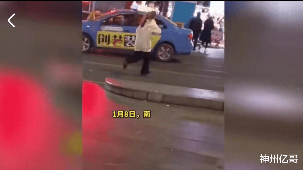 广西南宁,一女子戏弄路边乞讨男子抢走他钱撕碎并对其拳打脚踢