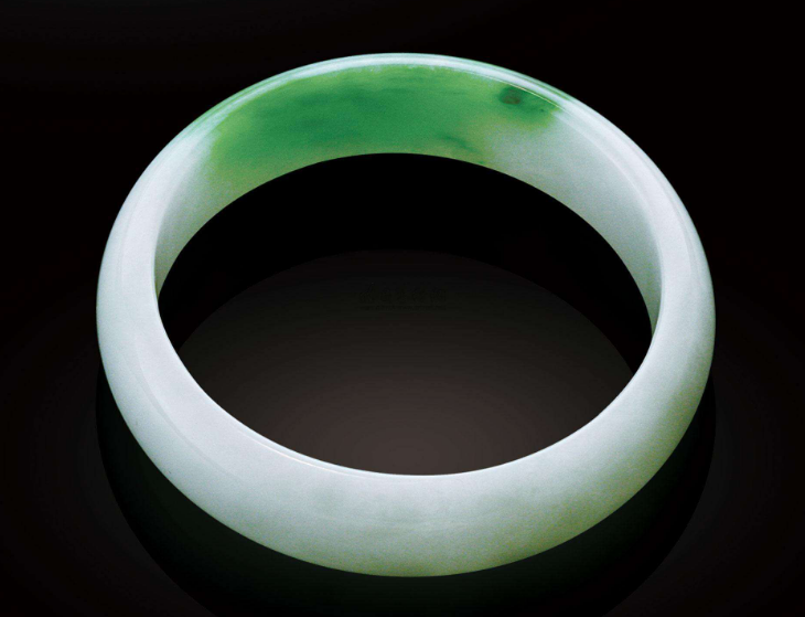 医生|白底青翡翠是特殊的品种，它值不值得收藏？看了文章你就知道了