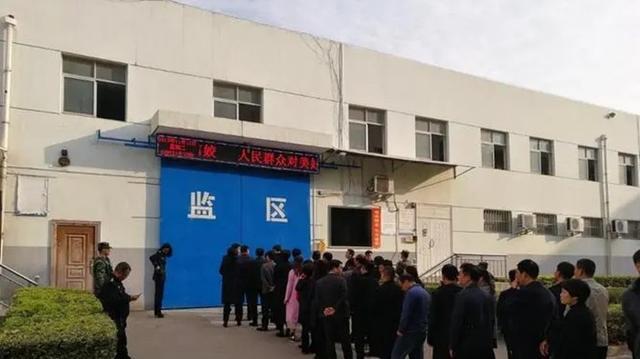 因一只烤鸡进监狱!19年男子强拿烧鸡被店员打伤,店员获刑10个月