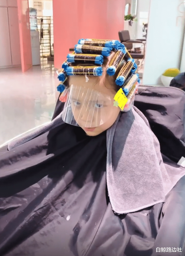 邓莎|邓莎8岁儿子烫头！大麟子五官长开酷似妈妈，五官清秀被赞像吴磊