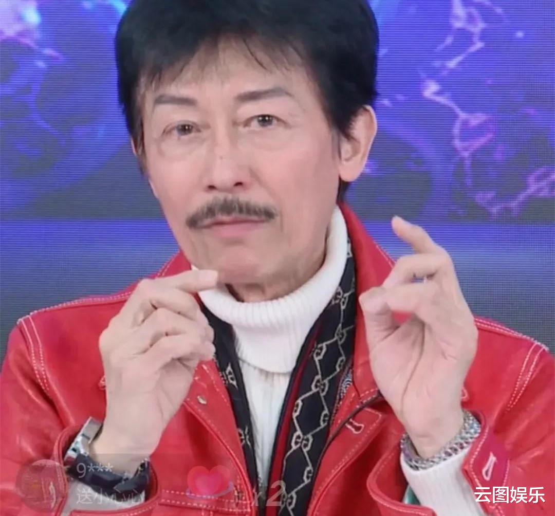 陈勋奇|70岁港星长居内地,游艇派对开香槟太惬意,一旁美女穿抹胸秀身材