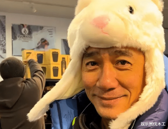 梁朝伟|梁朝伟移民风波后露面！耸肩缩脖肚腩抢镜，状态憔悴不如服务员