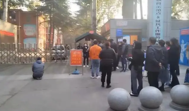 河南一职校女生遭三人霸凌,自扇耳光,血流满地,施暴人均未成年