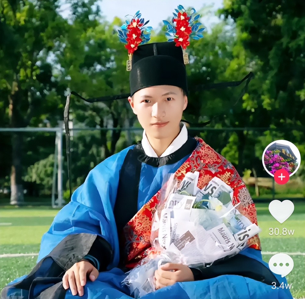 古代状元郎从此有脸了，男子毕业不戴西方博士帽，一身汉服很惊艳