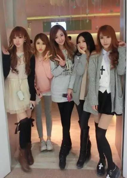 结婚时请了3个伴娘,发现这婚可能结早了...总要给别人留点机会啊