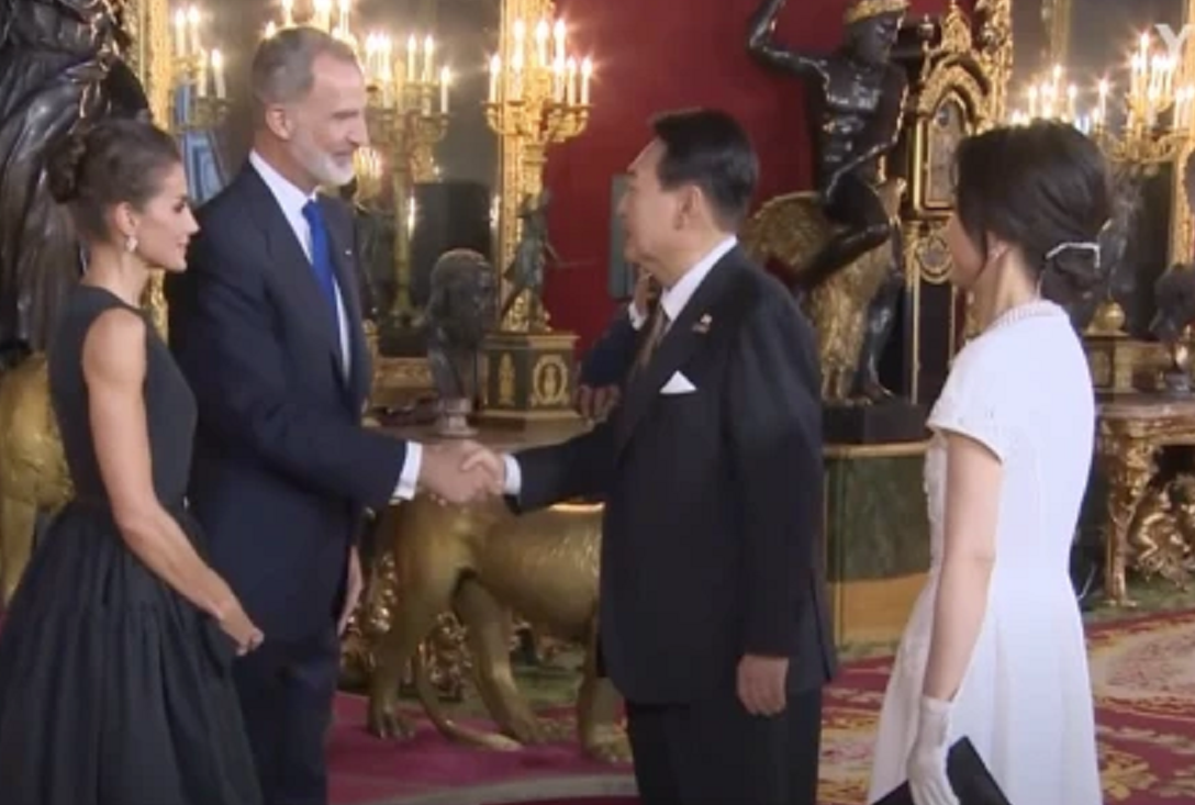 50岁金建希成功捍卫韩国门面！穿白裙跟莱后合影美成焦点，好仙女