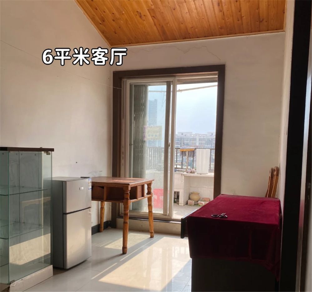 她低价租下楼顶“自建房”,环境虽破旧,却有20㎡露台和3间卧室