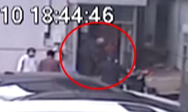 老人开楼道门撞倒老太致其身亡,家属索赔老人37万,北京法院判了