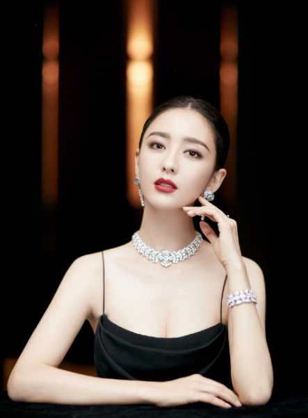 佟丽娅|佟丽娅:新疆三小花之一,颇有古典女子的气质,楚楚动人