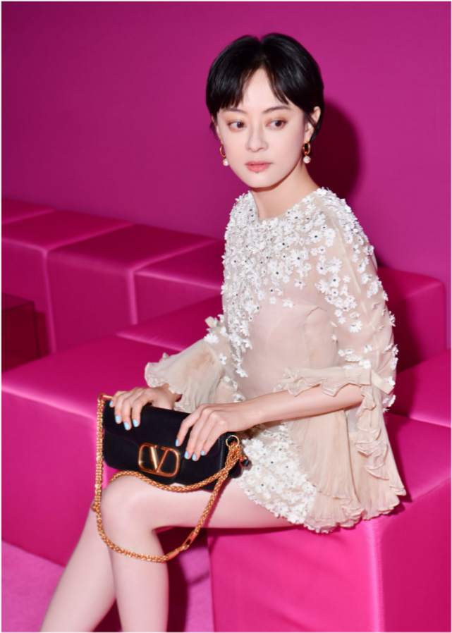 孙俪|孙俪首登看秀太有排面！穿花朵裙甜美又减龄，可惜淡妆却显得老气